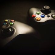 Historia konsoli Xbox. Na zdjęciu pady do Xbox.