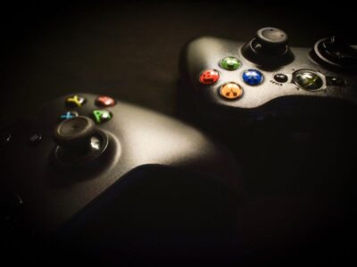 Historia konsoli Xbox. Na zdjęciu pady do Xbox.