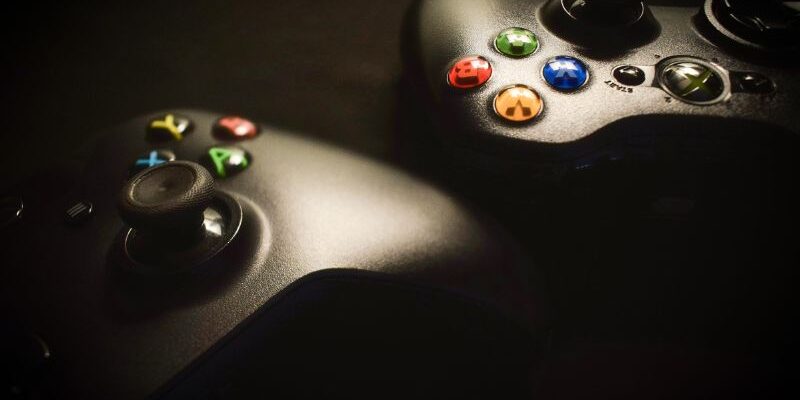 Historia konsoli Xbox. Na zdjęciu pady do Xbox.